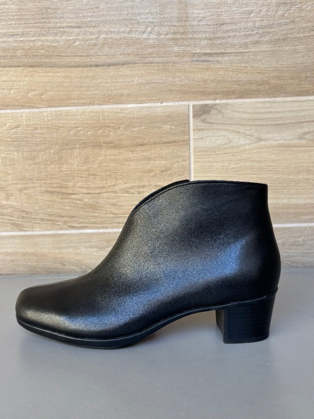 Munro Shelly Black Leather Ankle Booties Size 10M NWT